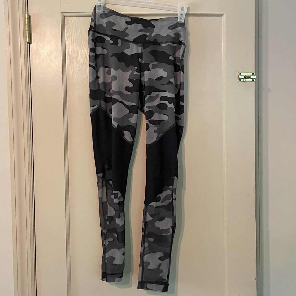 90 Degree: Black and Grey Camouflage Pattern Leggings